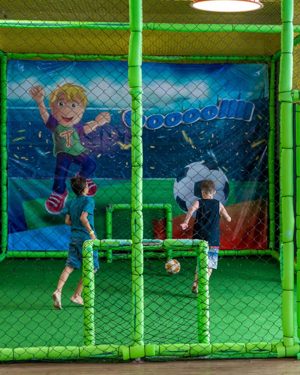 Crianças brincando na quadra — Shopping Mestre Álvaro